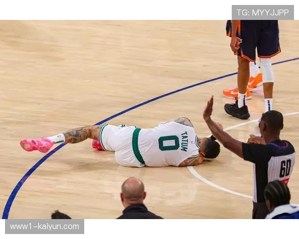 凯尔特人执行边线球战术，塔图姆借双掩护接球命中准绝杀